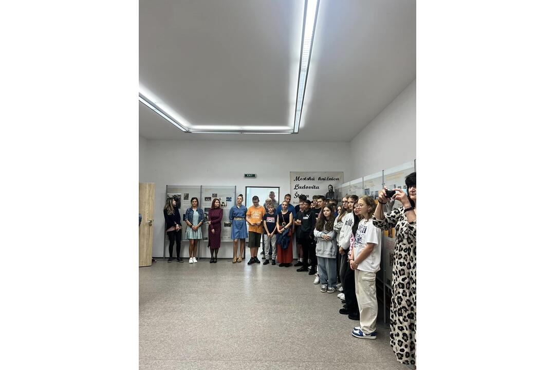 FOTO: Mestská knižnica v Bánovciach nad Bebravou ponúka výstavu o Alexandrovi Dubčekovi, foto 3