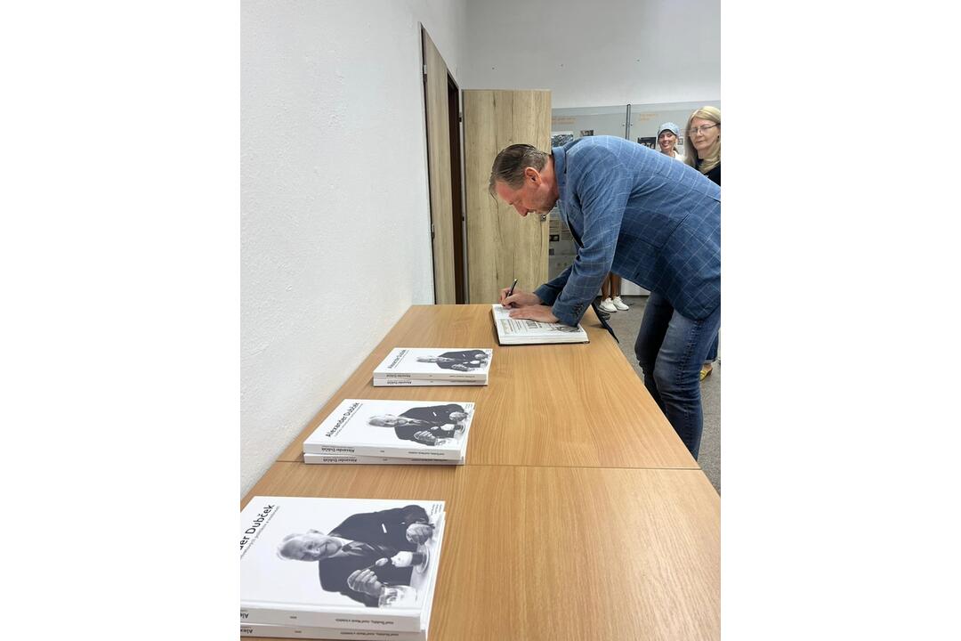 FOTO: Mestská knižnica v Bánovciach nad Bebravou ponúka výstavu o Alexandrovi Dubčekovi, foto 5