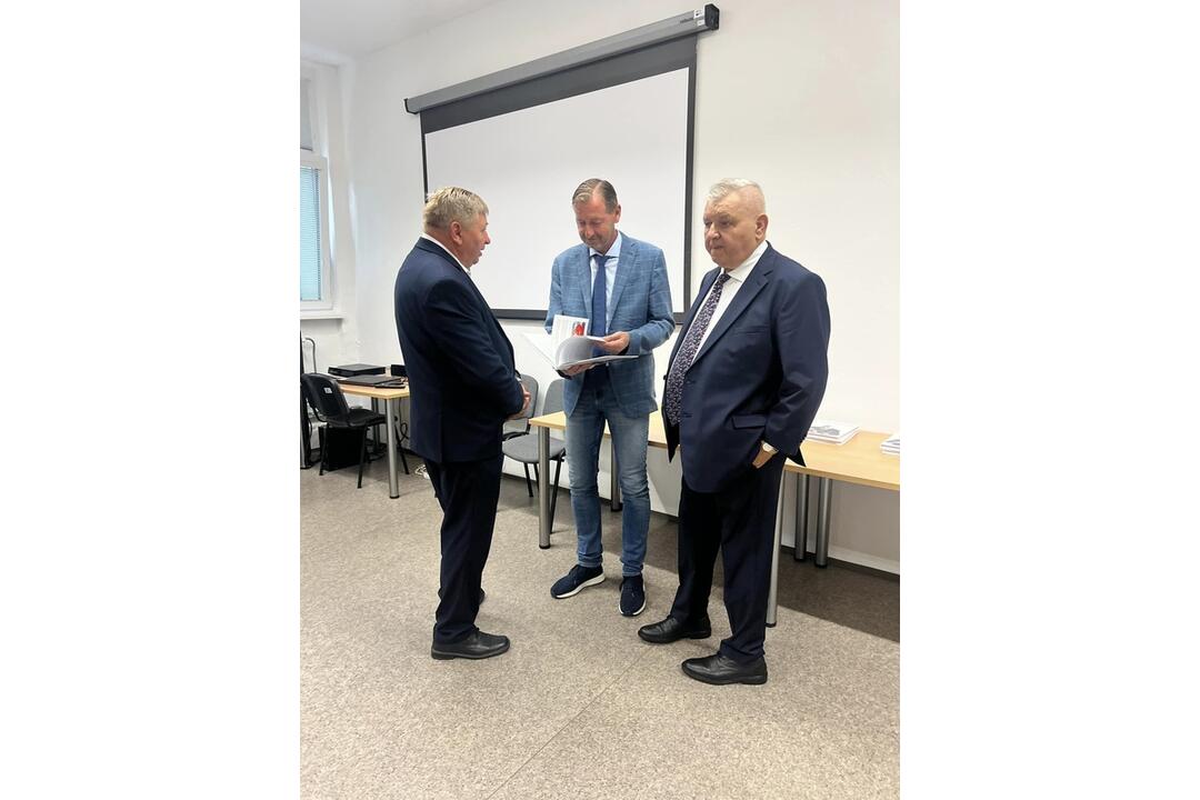 FOTO: Mestská knižnica v Bánovciach nad Bebravou ponúka výstavu o Alexandrovi Dubčekovi, foto 7