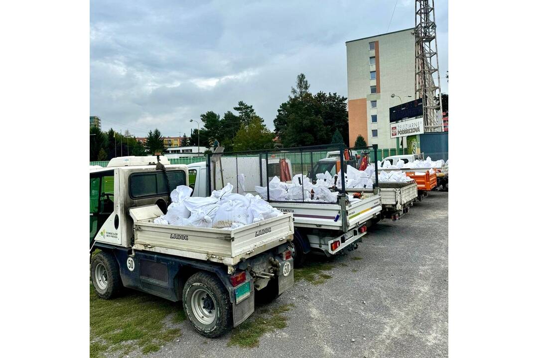 FOTO: Samosprávy v Trenčianskom kraji sa pripravujú na povodne. Nachystané už majú vrecia s pieskom a sú v pohotovosti, foto 2