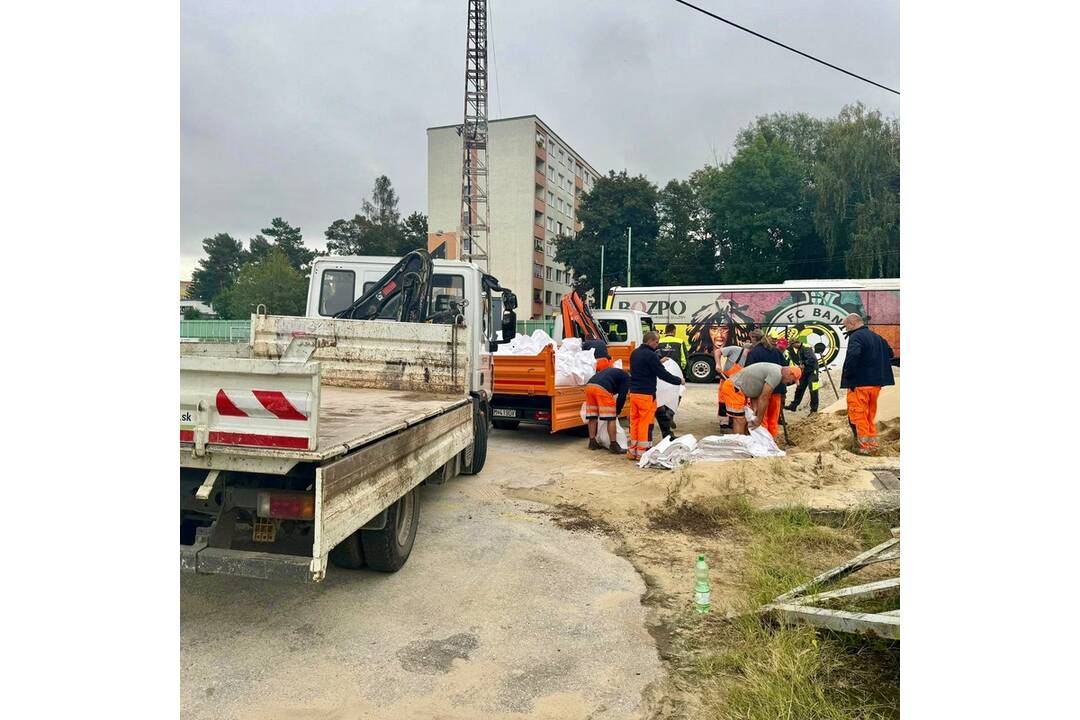 FOTO: Samosprávy v Trenčianskom kraji sa pripravujú na povodne. Nachystané už majú vrecia s pieskom a sú v pohotovosti, foto 4