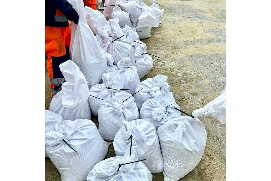 FOTO: Samosprávy v Trenčianskom kraji sa pripravujú na povodne. Nachystané už majú vrecia s pieskom a sú v pohotovosti, foto 5