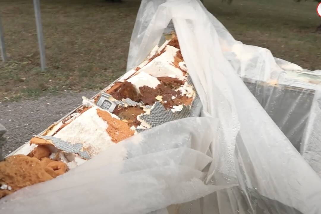 FOTO: Zvláštny incident v Partizánskom. Muž rozmlátil makety Bratislavského hradu, foto 1