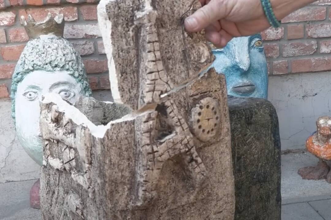 FOTO: Zvláštny incident v Partizánskom. Muž rozmlátil makety Bratislavského hradu, foto 2