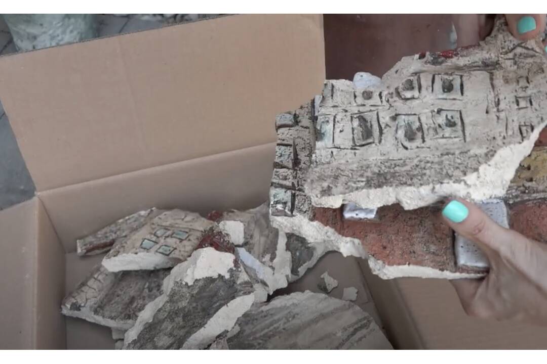 FOTO: Zvláštny incident v Partizánskom. Muž rozmlátil makety Bratislavského hradu, foto 4