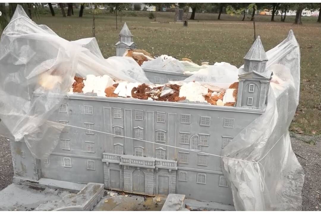 FOTO: Zvláštny incident v Partizánskom. Muž rozmlátil makety Bratislavského hradu, foto 5