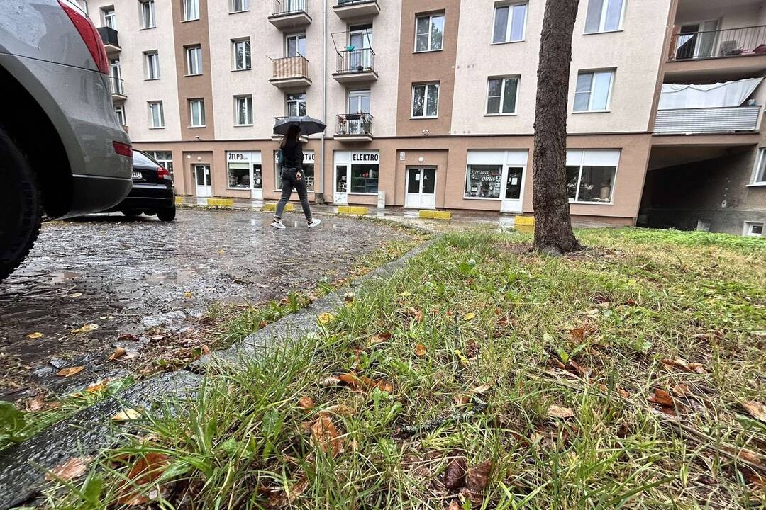 FOTO: V Handlovej začínajú s rekonštrukciou Mierového námestia. Pribudnú parkovacie miesta aj plochy na komunálny odpad, foto 6