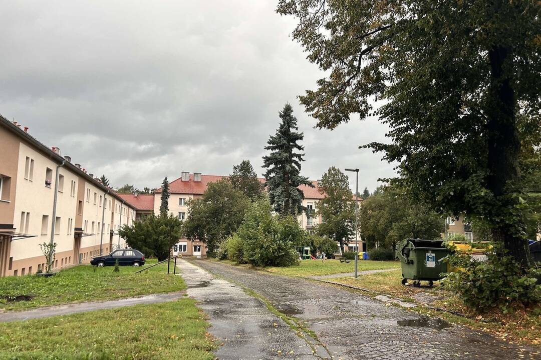 FOTO: V Handlovej začínajú s rekonštrukciou Mierového námestia. Pribudnú parkovacie miesta aj plochy na komunálny odpad, foto 1