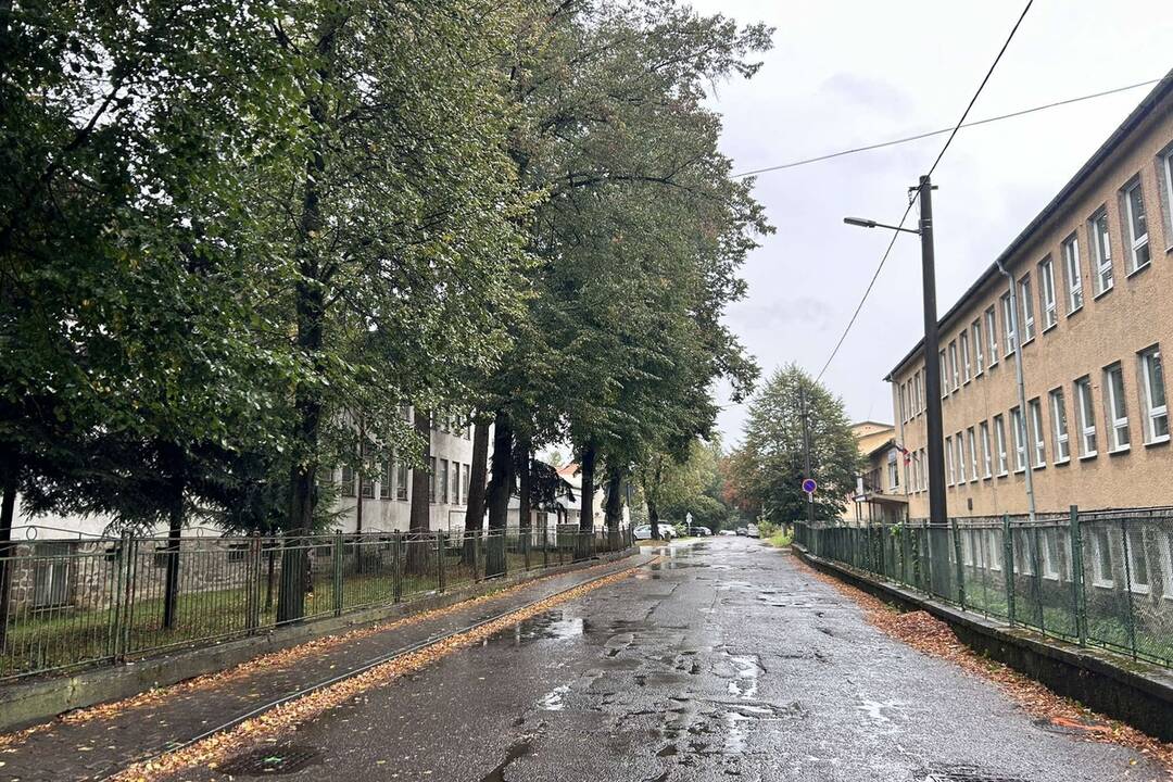 FOTO: V Handlovej začínajú s rekonštrukciou Mierového námestia. Pribudnú parkovacie miesta aj plochy na komunálny odpad, foto 4