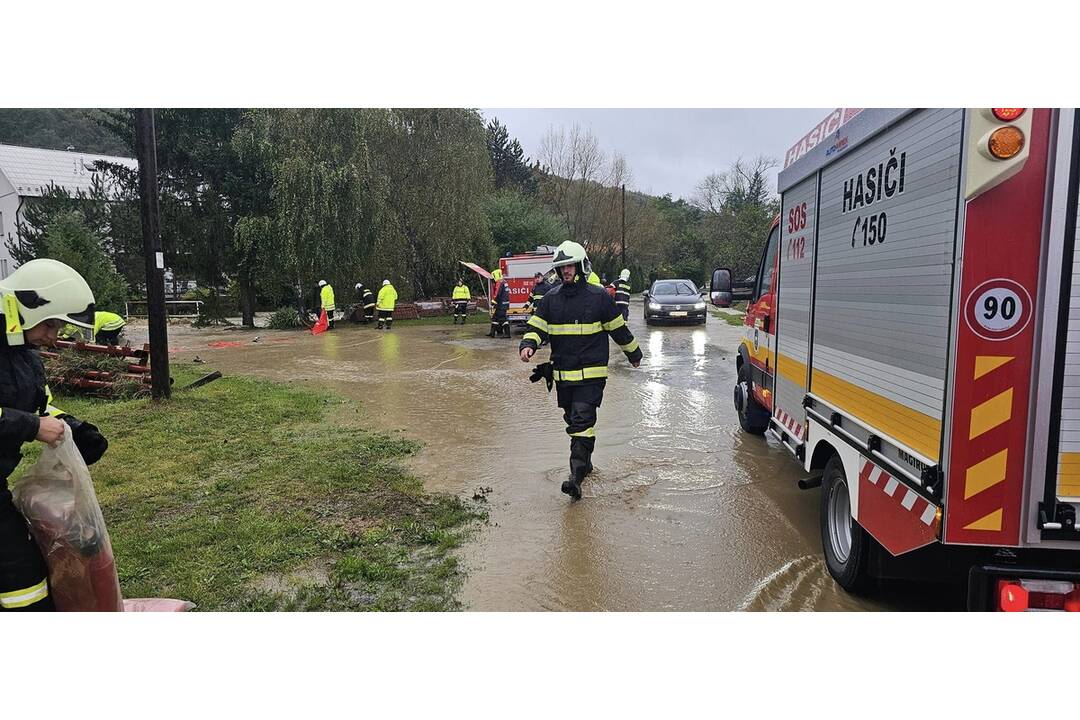 FOTO: Hasiči pomáhali odčerpávať aj presmerovať vodu, foto 3