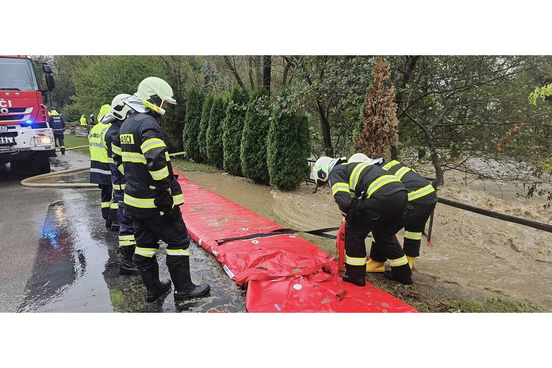 FOTO: Hasiči pomáhali odčerpávať aj presmerovať vodu, foto 4