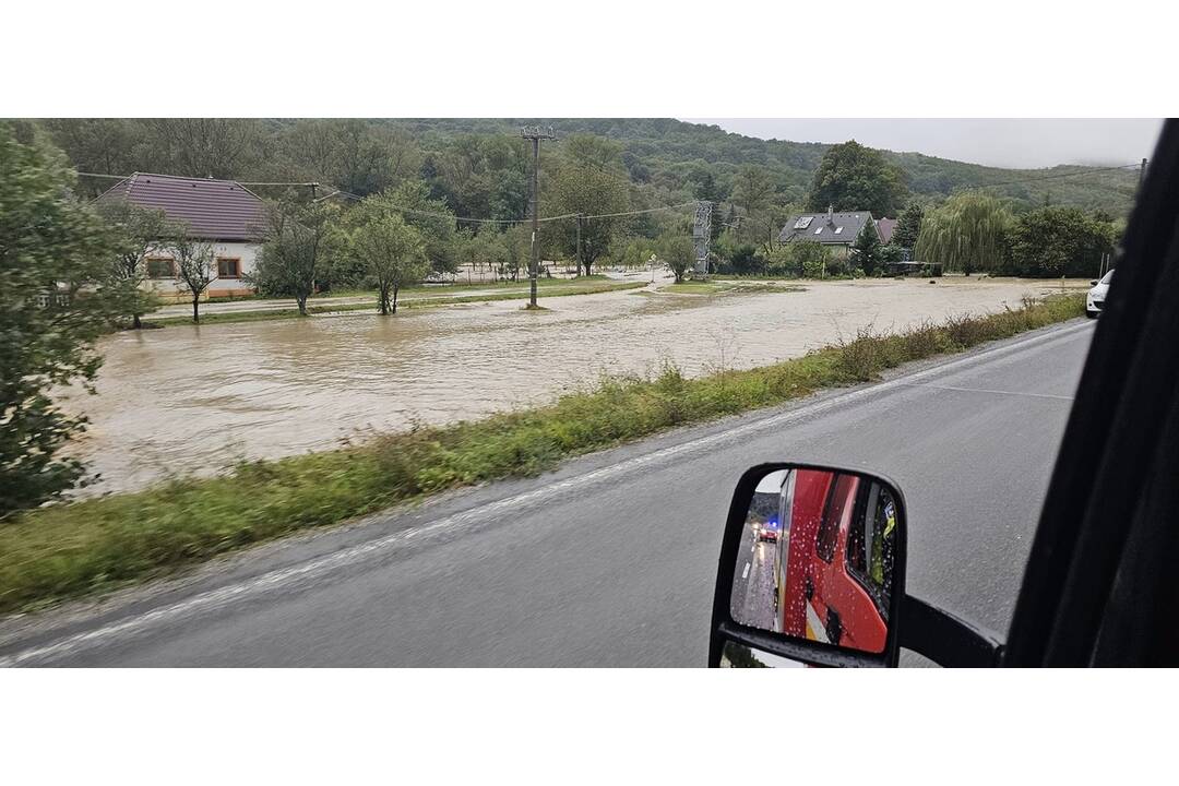 FOTO: Hasiči pomáhali odčerpávať aj presmerovať vodu, foto 9