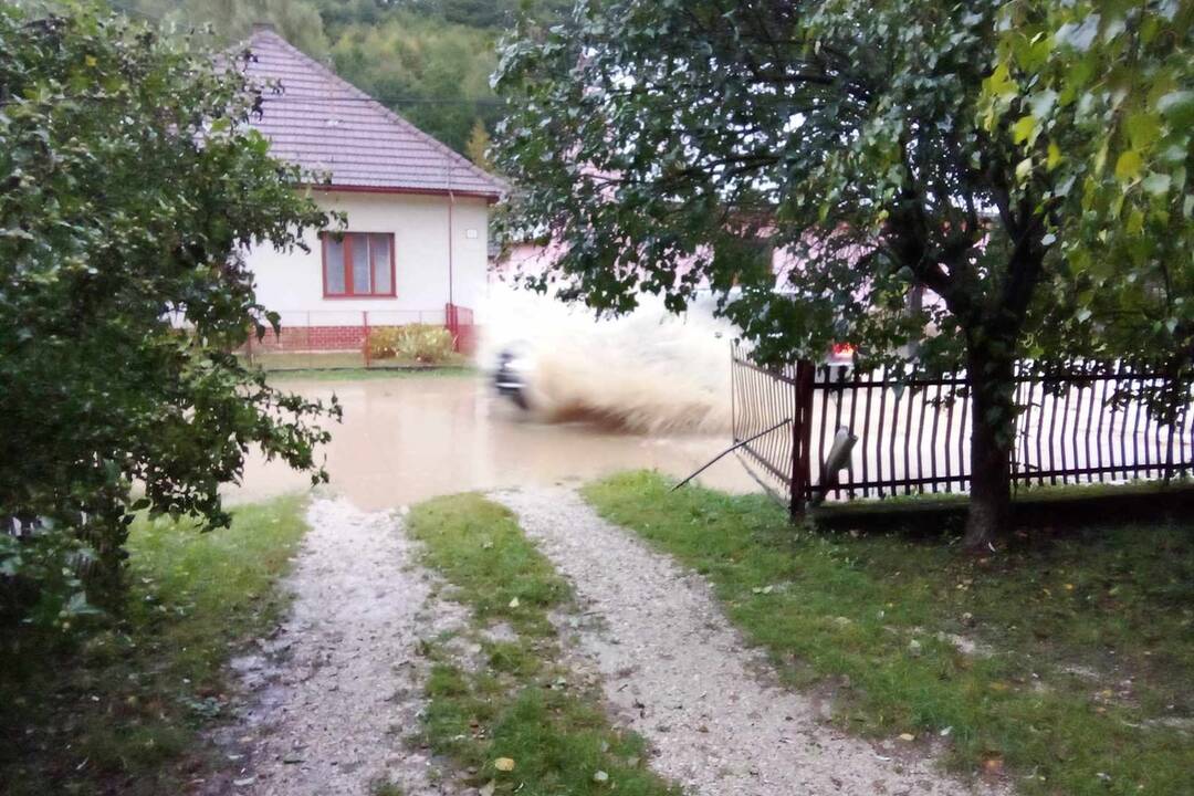 FOTO: V obci Nová Bošáca bojovali s povodňami, ktorá zaplavila časť obce, foto 2
