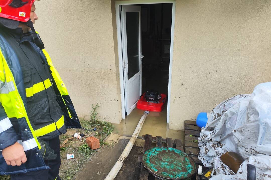 FOTO: V obci Nová Bošáca bojovali s povodňami, ktorá zaplavila časť obce, foto 4