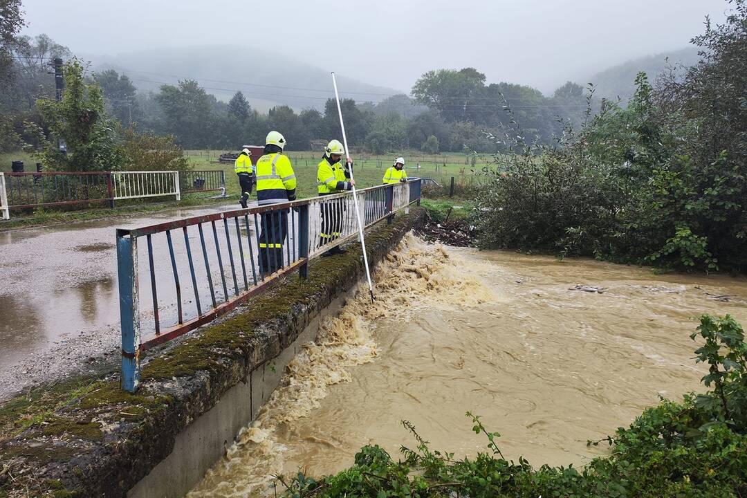 FOTO: V obci Nová Bošáca bojovali s povodňami, ktorá zaplavila časť obce, foto 6