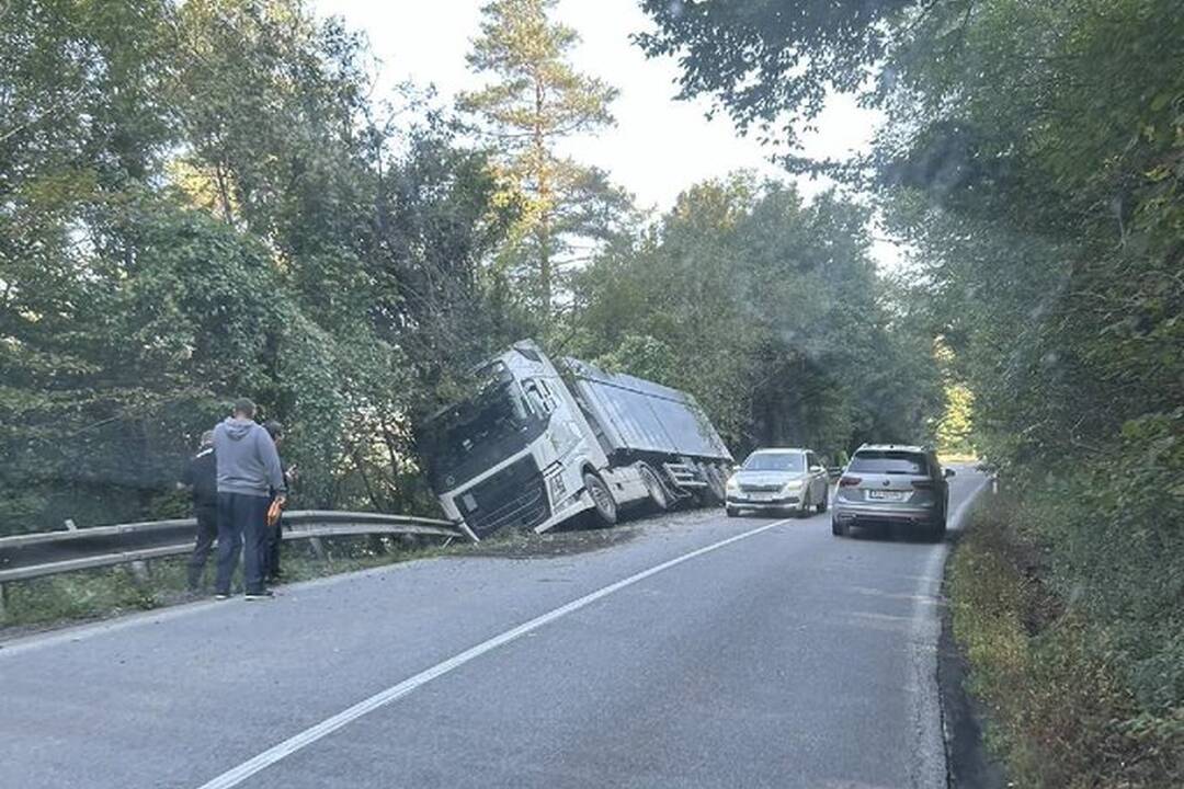 FOTO: Nehoda kamióna za Handlovou, foto 1