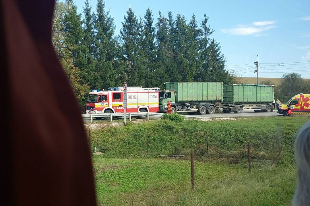 FOTO: Dopravná nehoda medzi Svinnou a Bánovcami nad Bebravou. Zrazil sa tam kamión s osobným autom, foto 3