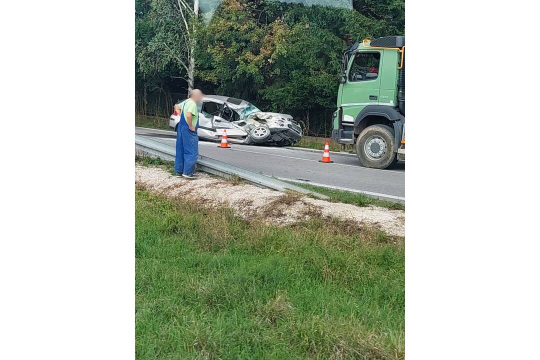 FOTO: Dopravná nehoda medzi Svinnou a Bánovcami nad Bebravou. Zrazil sa tam kamión s osobným autom, foto 1