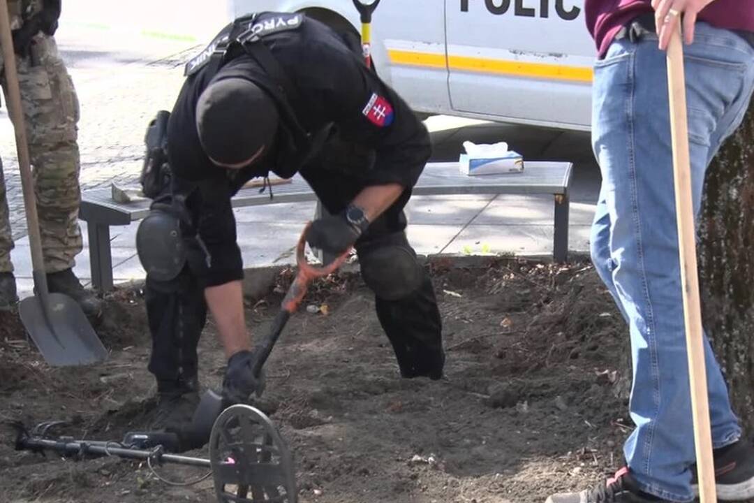 FOTO: Polícia sa vrátila hľadať na miesto atentátu nábojnicu, foto 1