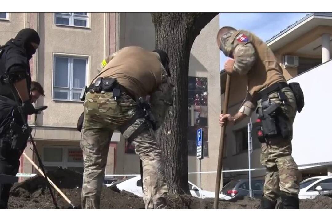 FOTO: Polícia sa vrátila hľadať na miesto atentátu nábojnicu, foto 3