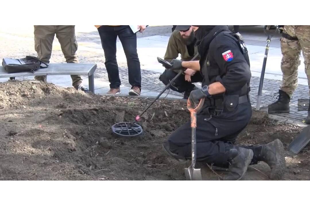 FOTO: Polícia sa vrátila hľadať na miesto atentátu nábojnicu, foto 4