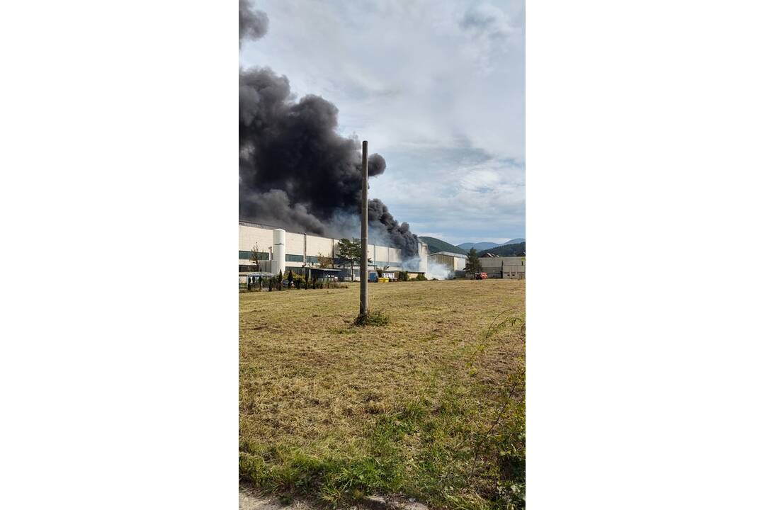 FOTO: Požiar haly v Dubnici nad Váhom zalarmoval celé mesto, horela kyselina, foto 2