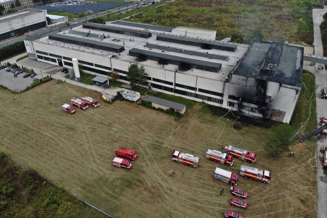 FOTO: Požiar haly v Dubnici nad Váhom zalarmoval celé mesto, horela kyselina, foto 4