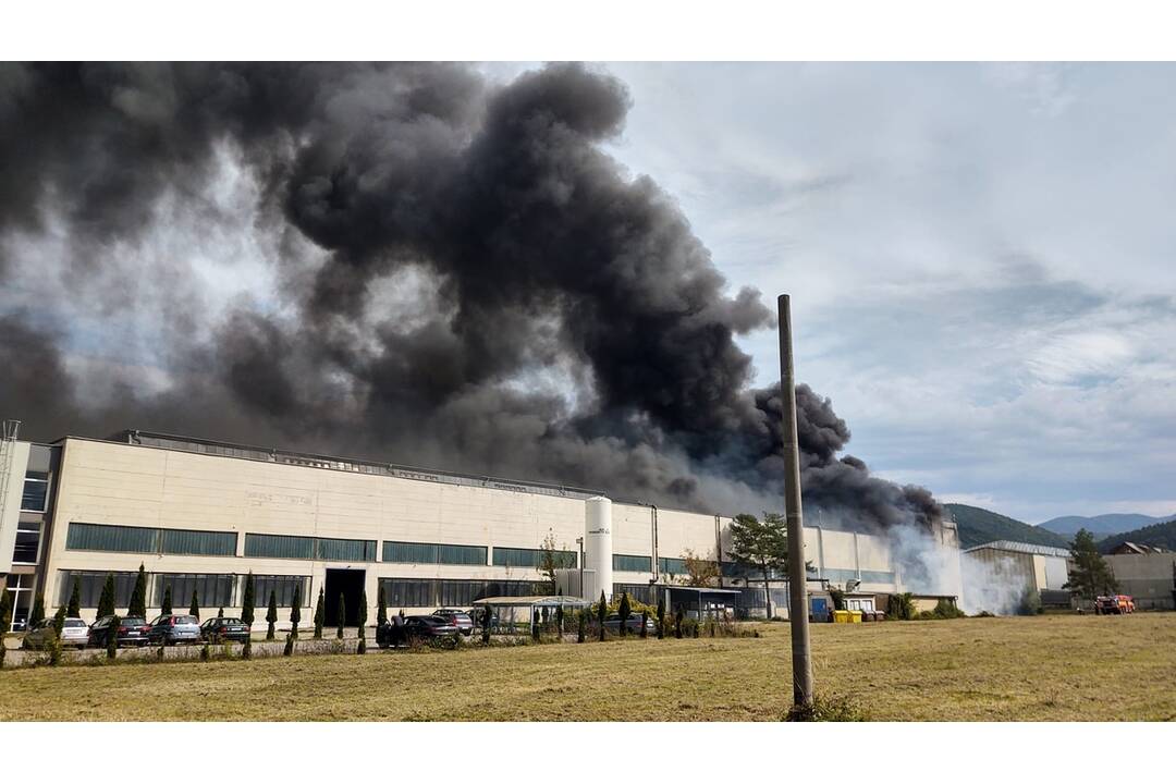 FOTO: Požiar haly v Dubnici nad Váhom zalarmoval celé mesto, horela kyselina, foto 5