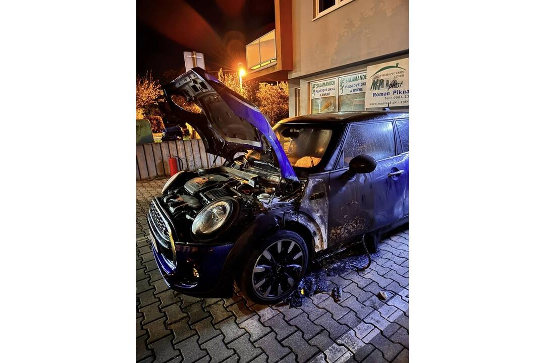 FOTO: Pomôžte nájsť podpaľača, ktorý Lucií zapálil auto a ušiel , foto 2