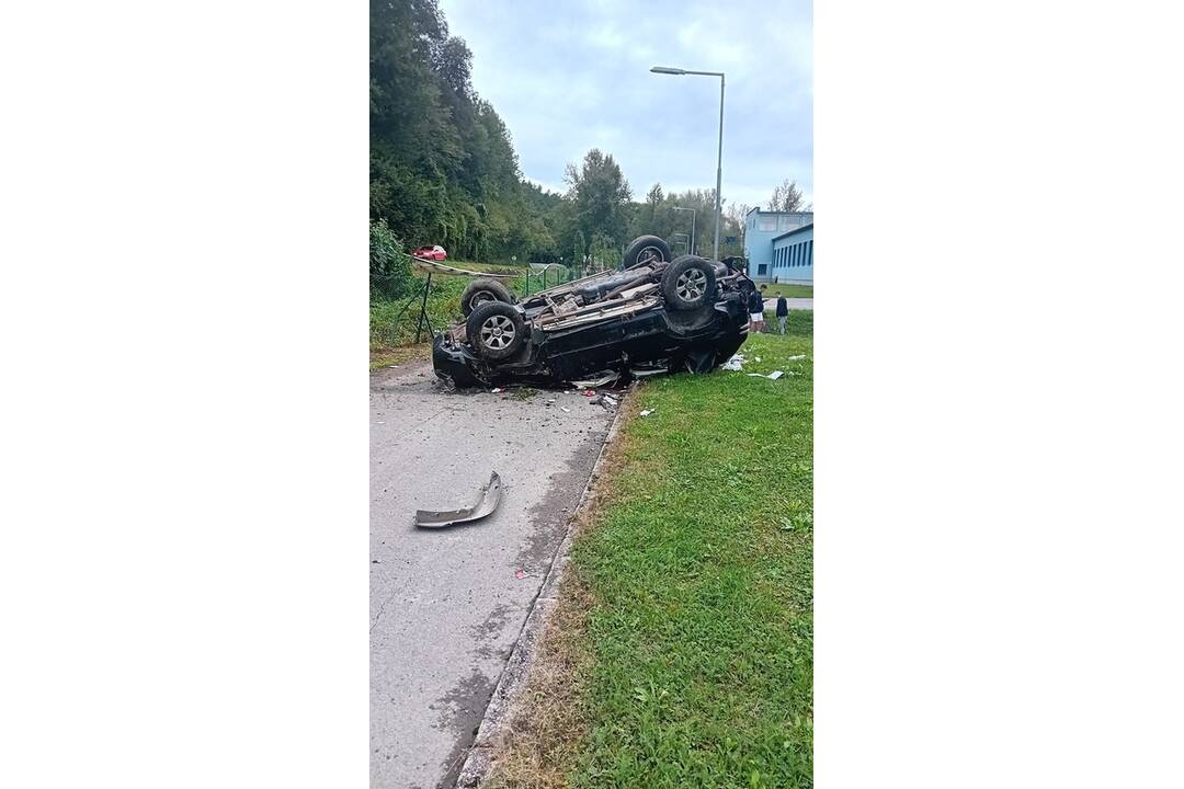 FOTO: Mladý vodič nezvládol riadenie a spôsobil obrovské škody , foto 3