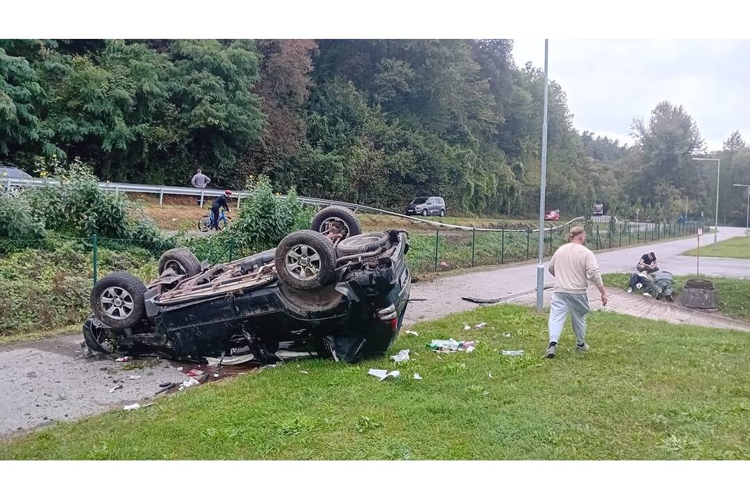 FOTO: Mladý vodič nezvládol riadenie a spôsobil obrovské škody , foto 5