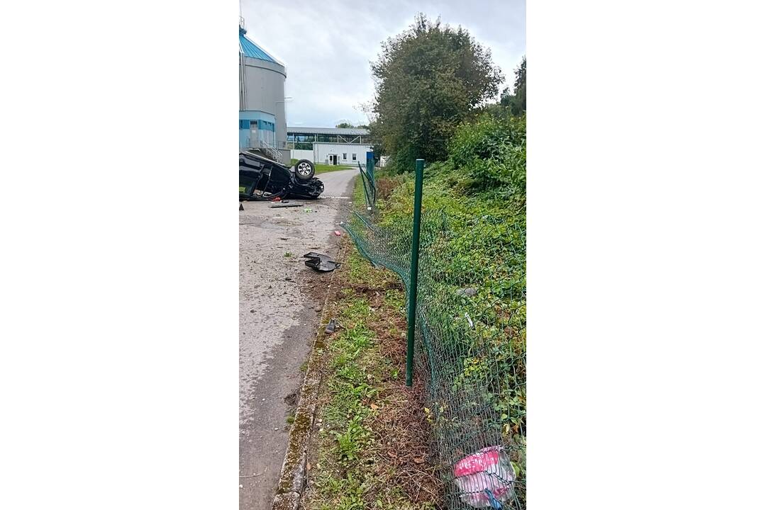 FOTO: Mladý vodič nezvládol riadenie a spôsobil obrovské škody , foto 6