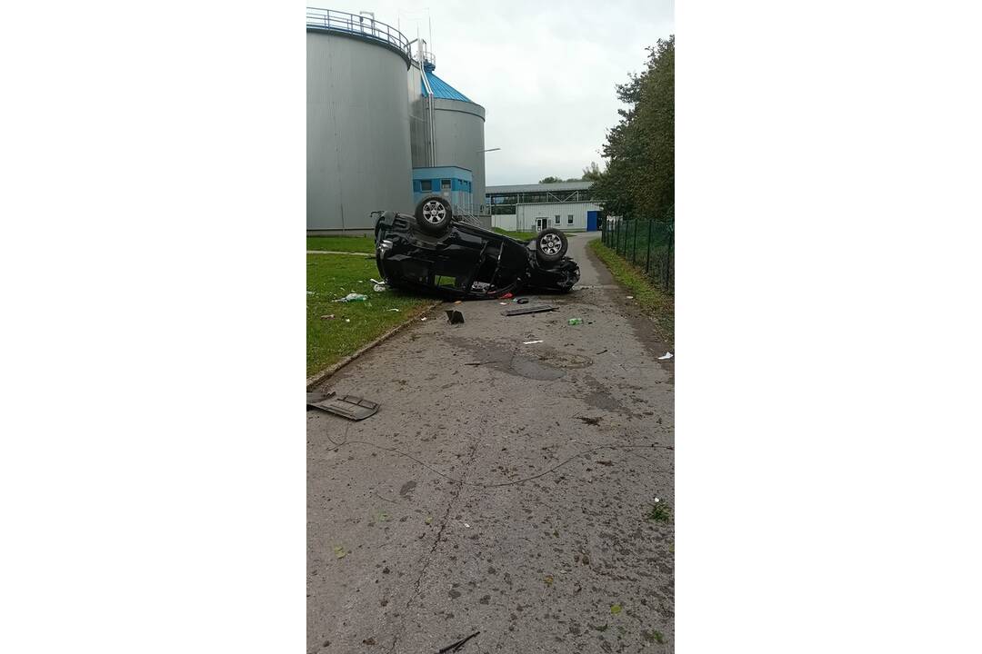 FOTO: Mladý vodič nezvládol riadenie a spôsobil obrovské škody , foto 7