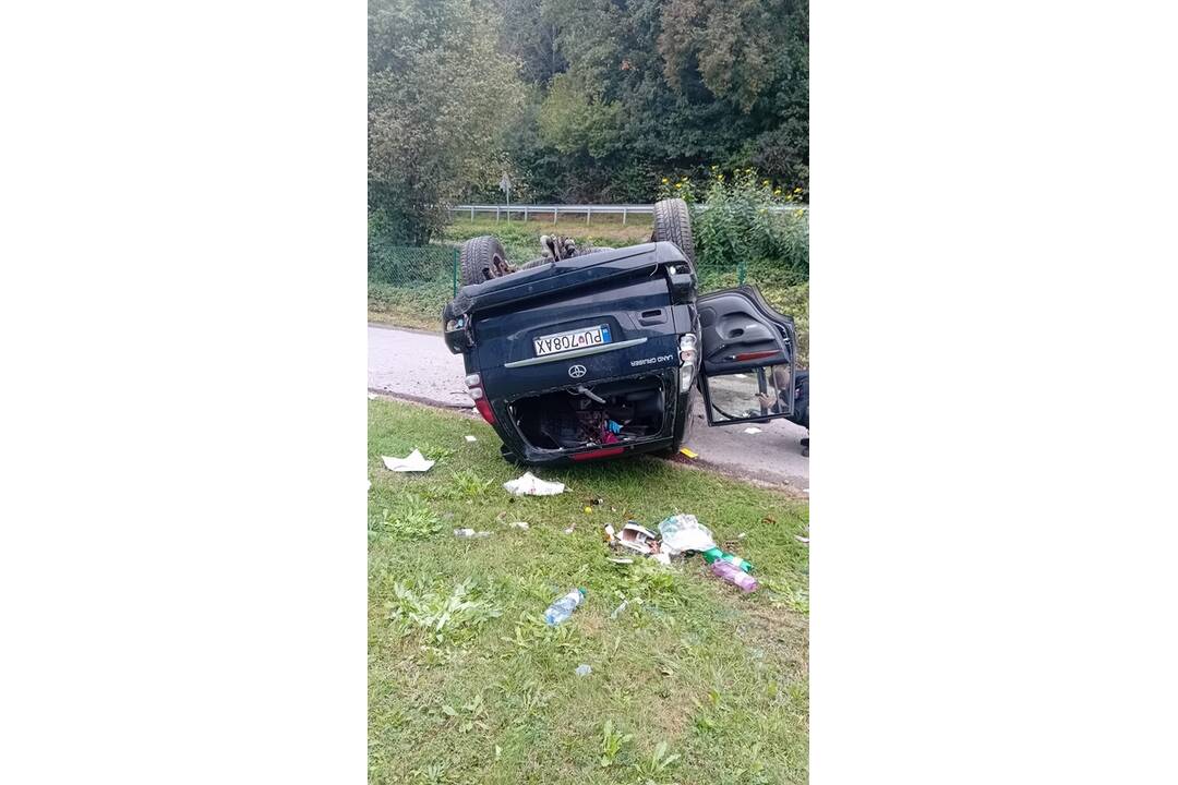 FOTO: Mladý vodič nezvládol riadenie a spôsobil obrovské škody , foto 8