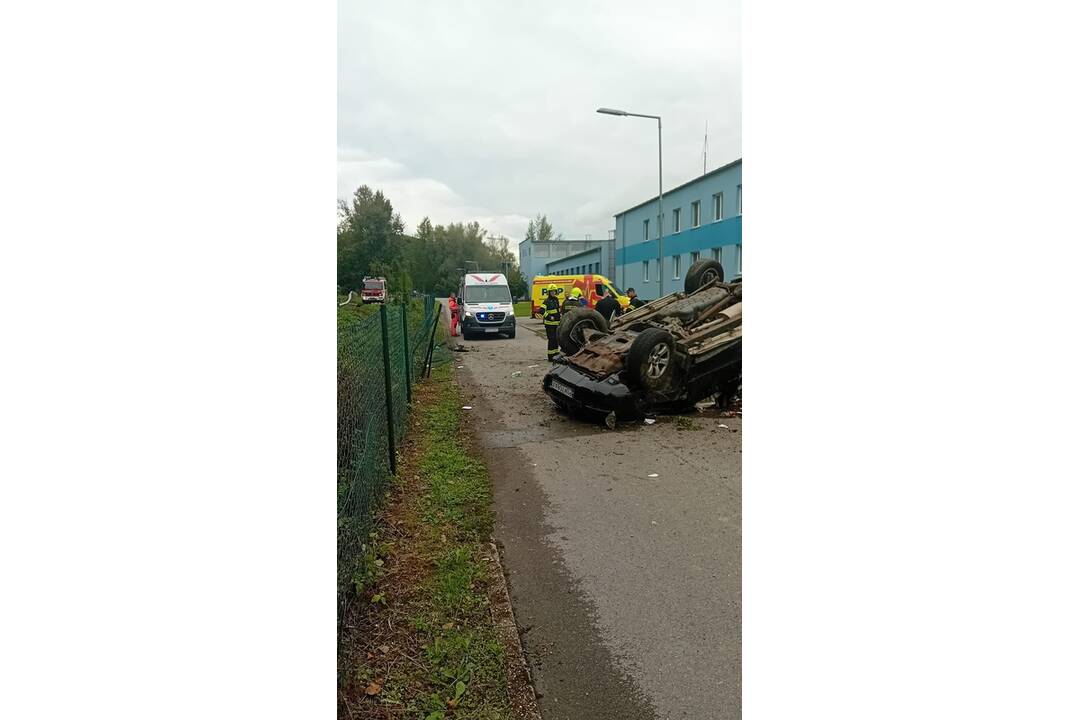 FOTO: Mladý vodič nezvládol riadenie a spôsobil obrovské škody , foto 9