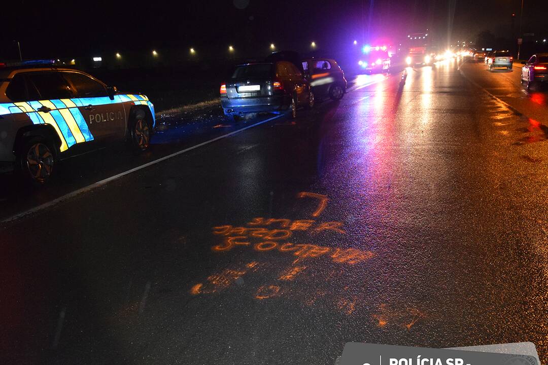 FOTO: Opitý vodič nezvládol riadenie a čelne narazil do protiidúceho auta. Nafúkal vyše 2 promile, foto 1