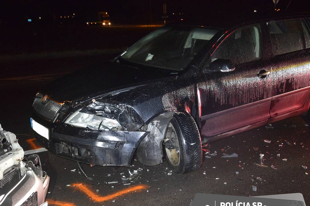 FOTO: Opitý vodič nezvládol riadenie a čelne narazil do protiidúceho auta. Nafúkal vyše 2 promile, foto 2