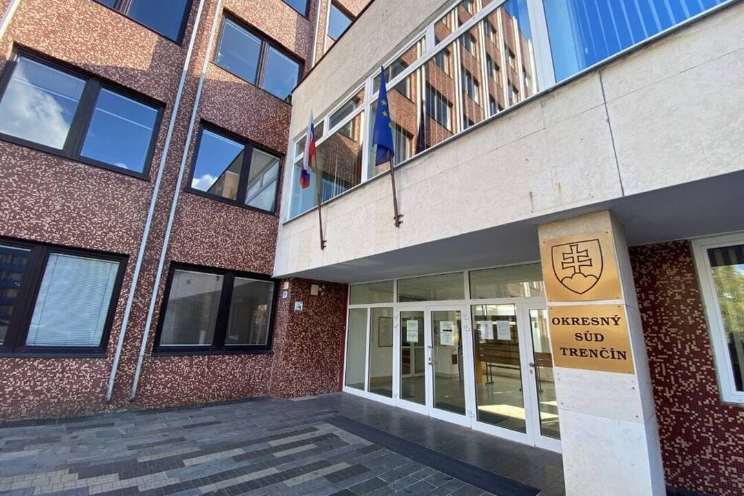 FOTO: Polícia zadržala mladého muža, ktorý bodol nožom brata do oblasti hrude , foto 1