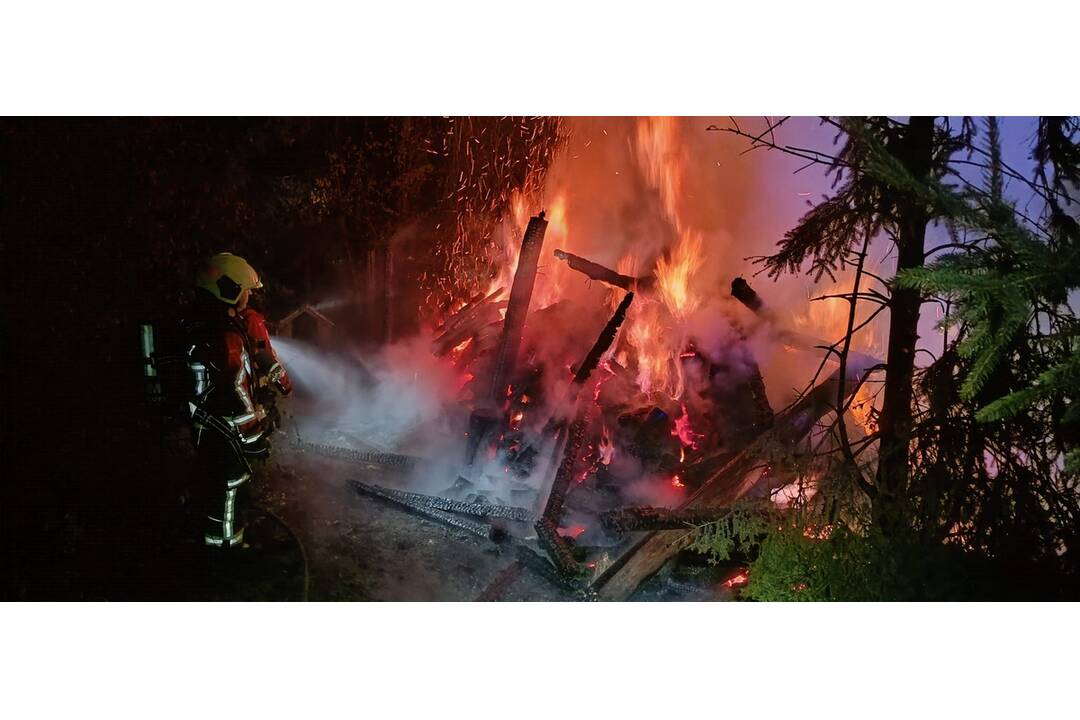 FOTO: Hasičom sa podarilo uhasiť rozhorený drevník , foto 3