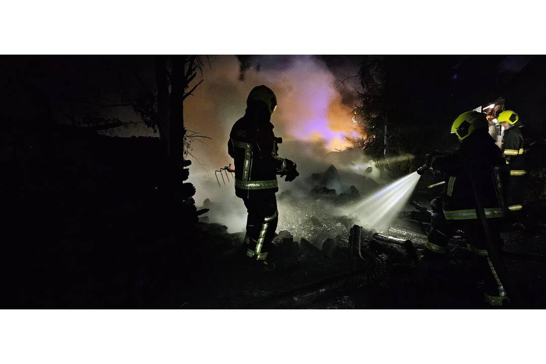FOTO: Hasičom sa podarilo uhasiť rozhorený drevník , foto 6