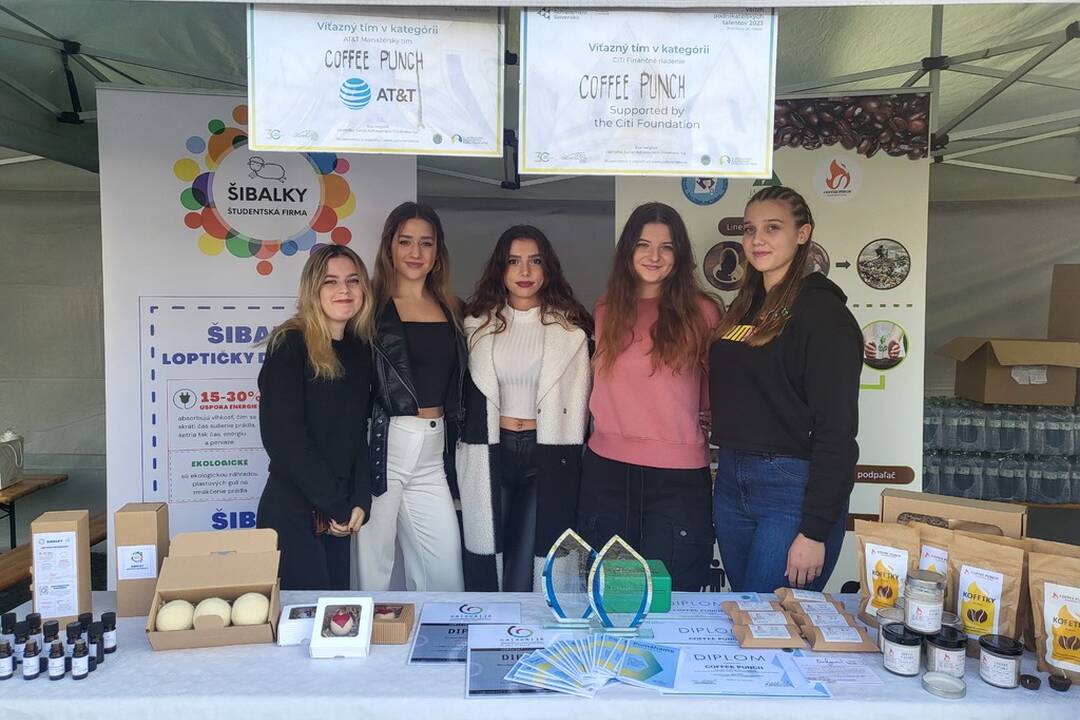 FOTO: Stredná odborná škola obchodu a služieb v Novom Meste nad Váhom získala prestížne ocenenie, foto 1