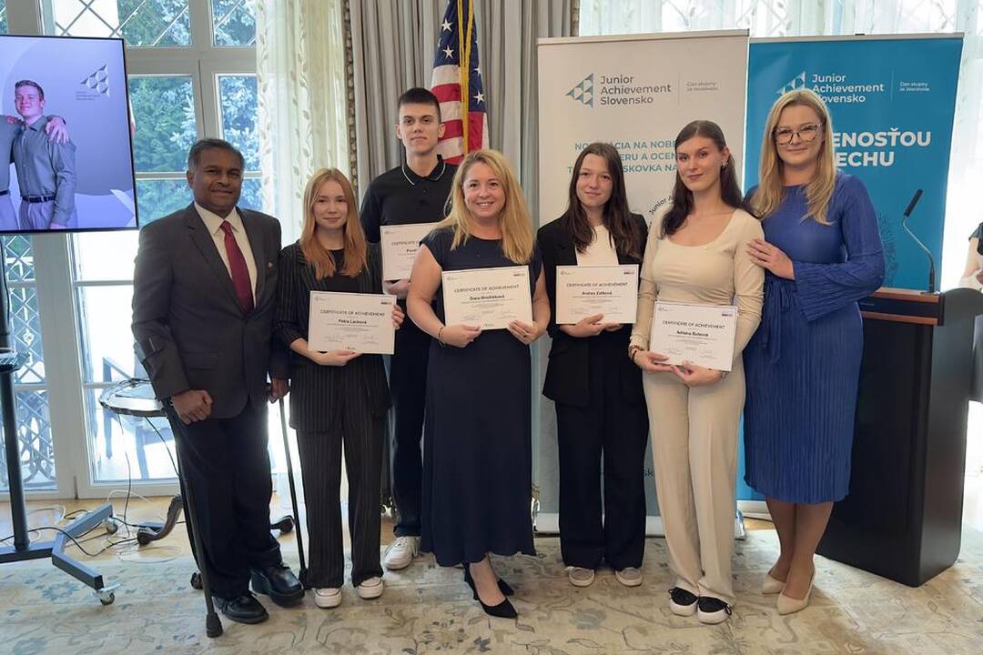 FOTO: Stredná odborná škola obchodu a služieb v Novom Meste nad Váhom získala prestížne ocenenie, foto 2