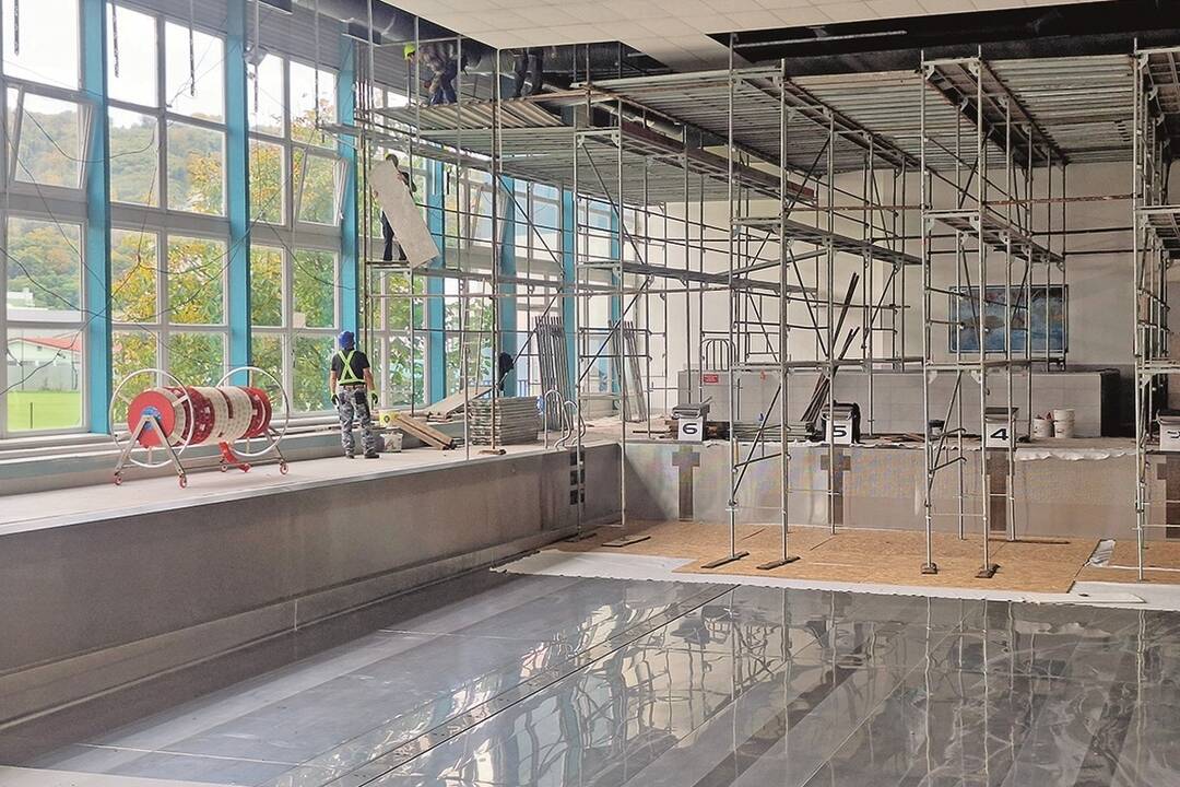 FOTO: Považská Bystrica pokračuje v rekonštrukcii plavárne. Hotová by mala byť do Vianoc, foto 1