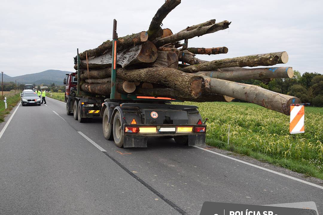 FOTO: Auto dostalo pri obiehaní šmyk, niekoľkokrát sa prevalilo a vodič na mieste zahynul , foto 1