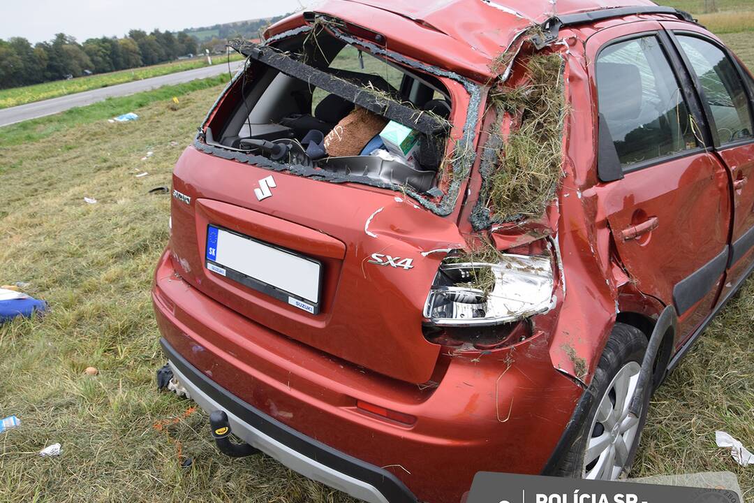 FOTO: Auto dostalo pri obiehaní šmyk, niekoľkokrát sa prevalilo a vodič na mieste zahynul , foto 2