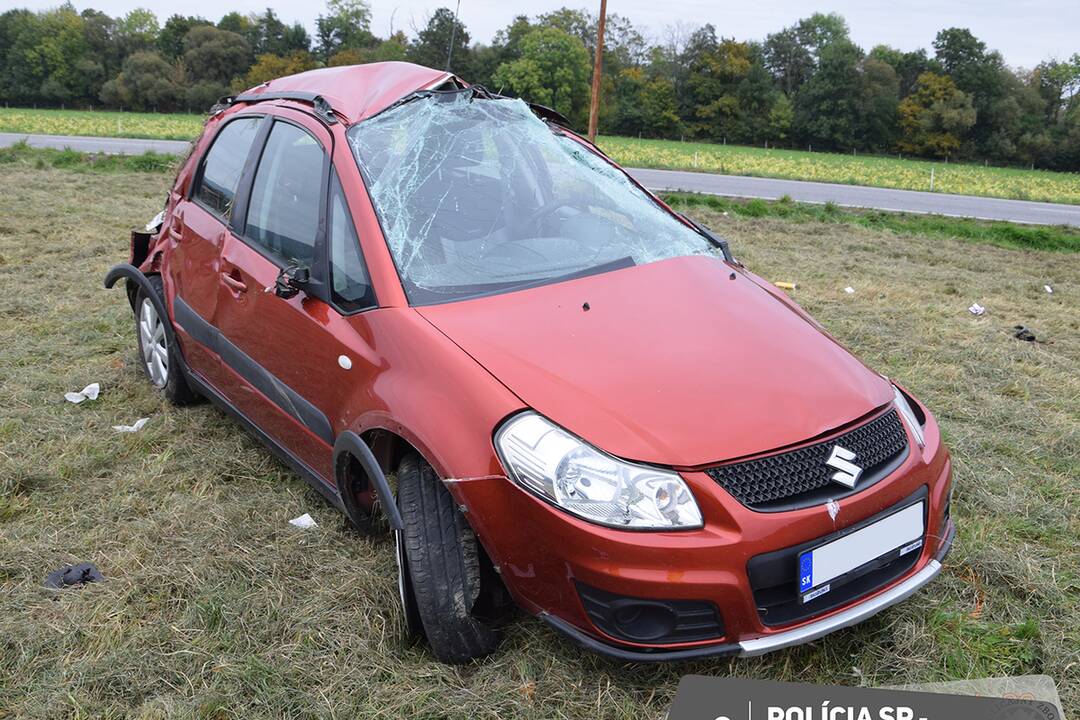 FOTO: Auto dostalo pri obiehaní šmyk, niekoľkokrát sa prevalilo a vodič na mieste zahynul , foto 4