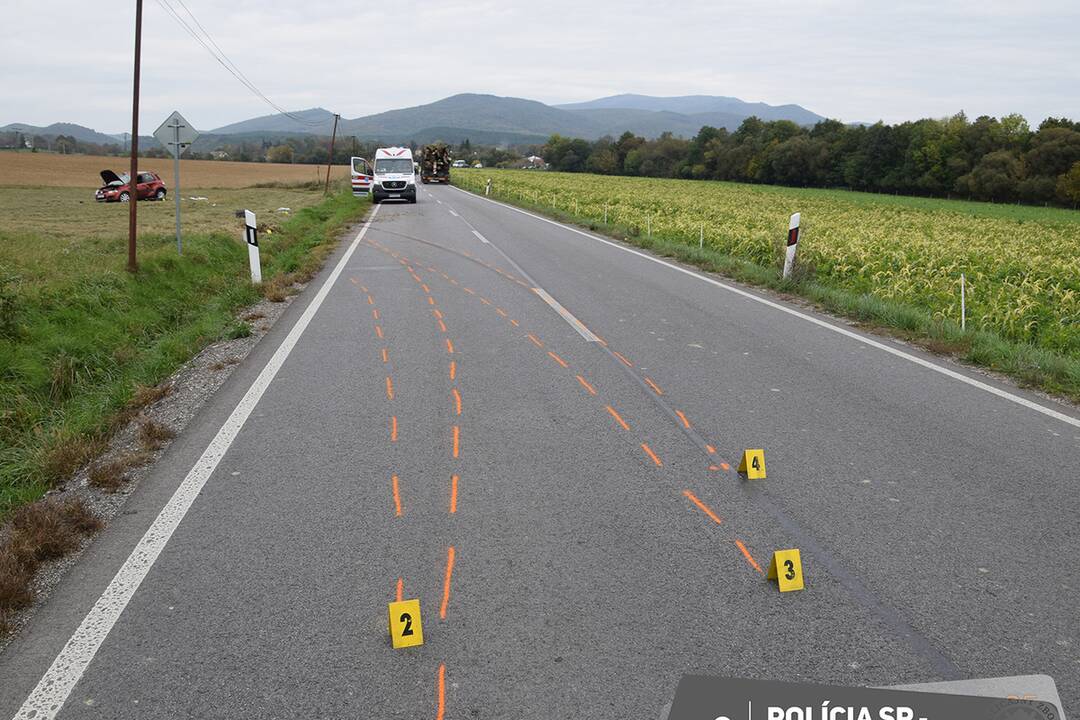 FOTO: Auto dostalo pri obiehaní šmyk, niekoľkokrát sa prevalilo a vodič na mieste zahynul , foto 5