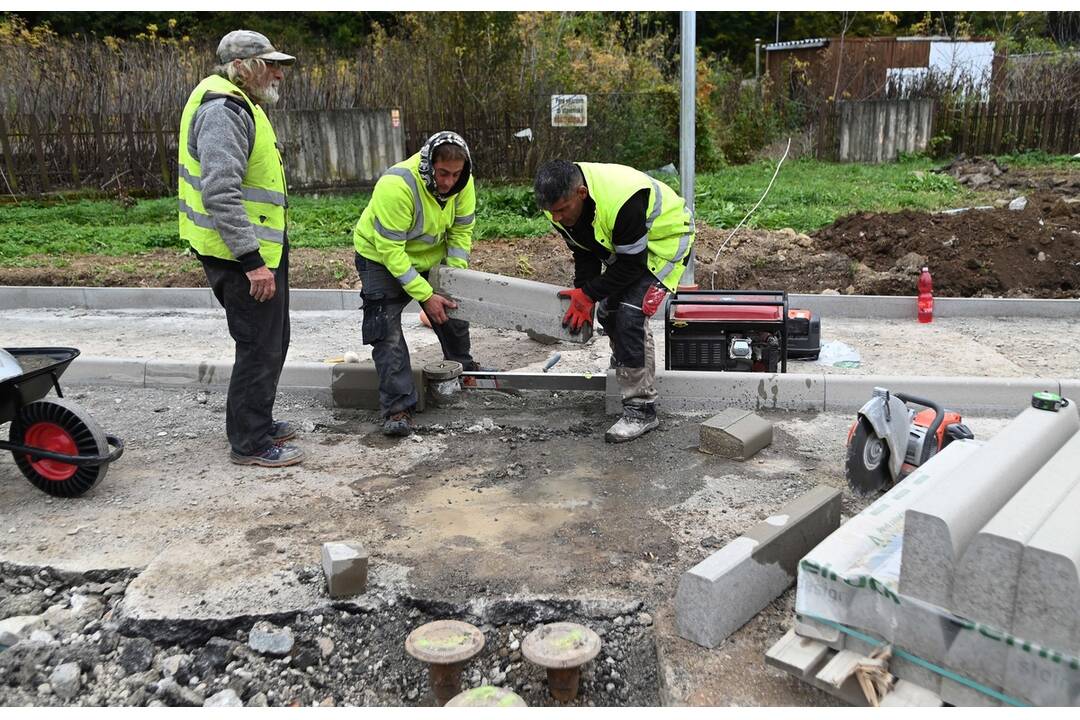 FOTO: V Trenčianskych Tepliciach čoskoro pribudnú nové parkovacie miesta pre obyvateľov, foto 6