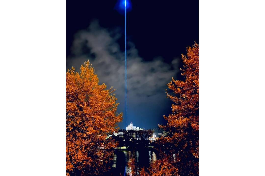 FOTO: Silný laser rozžiaril oblohu Trenčína. Obyvatelia hádali čo symbolizuje , foto 1