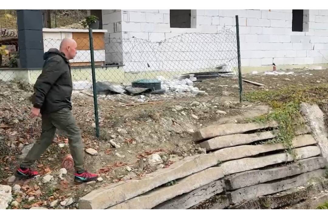 FOTO: Dôchodkyni sa zasekla noha v pletive, pomoci sa dočkala až o polnoci, foto 3